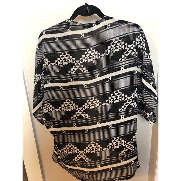 Black and white kimono - Picture 2 of 3